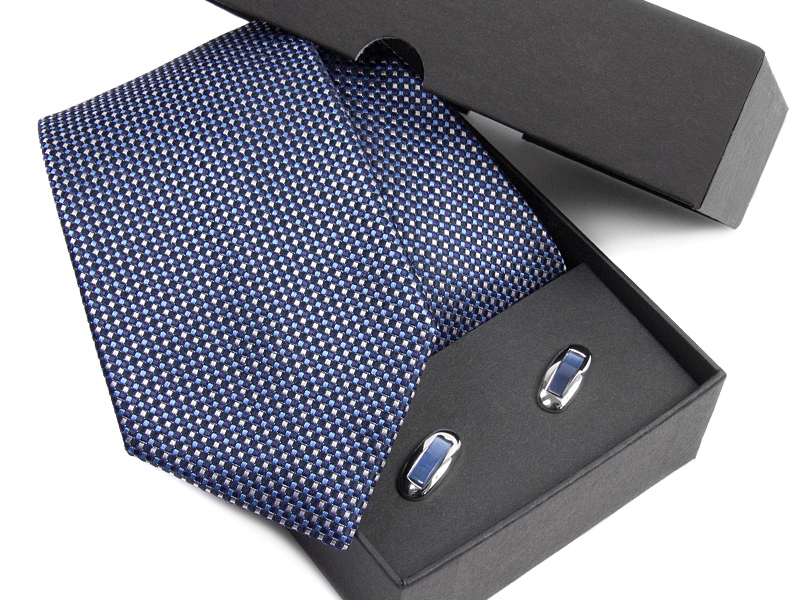 Zestaw upominkowy: Krawat jedwabny Venzo + spinki do mankietów zapakowane w eleganckie opakowanie kartonowe s497